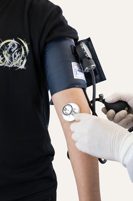 z-Blood_Pressure_Kits_7099_blood-pressure-kit_dbl-head_nibp-cuff_in-use_q5ar86